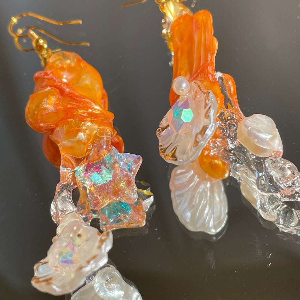 fluctuative shell earrings