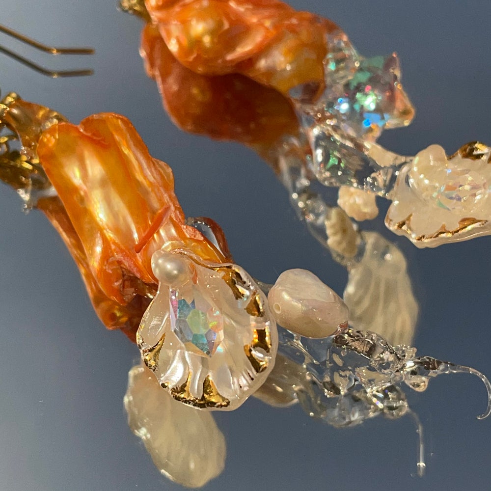 fluctuative shell earrings
